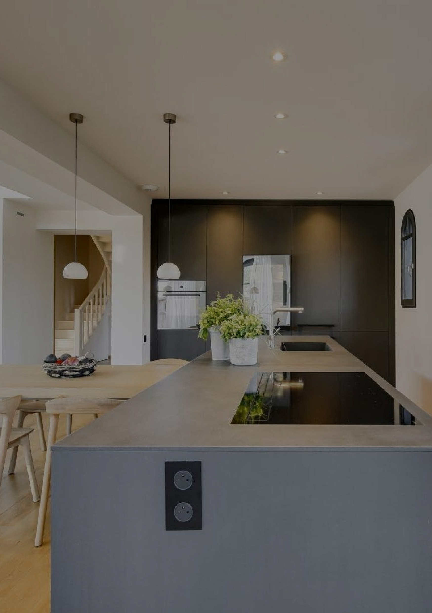 Intérieur résidentiel avec cuisine sur mesure