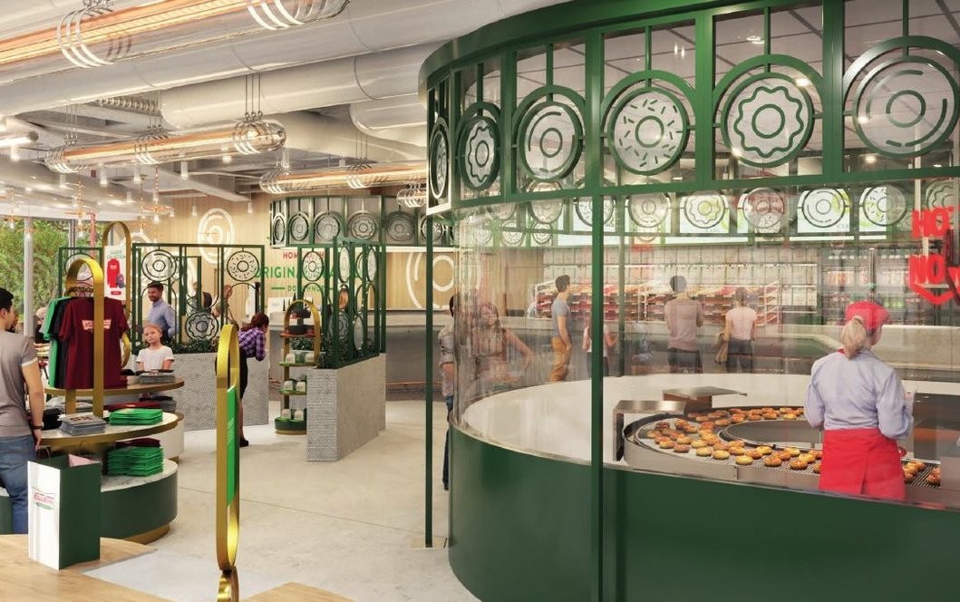 Espace retail avec structure verte et courbes architecturales